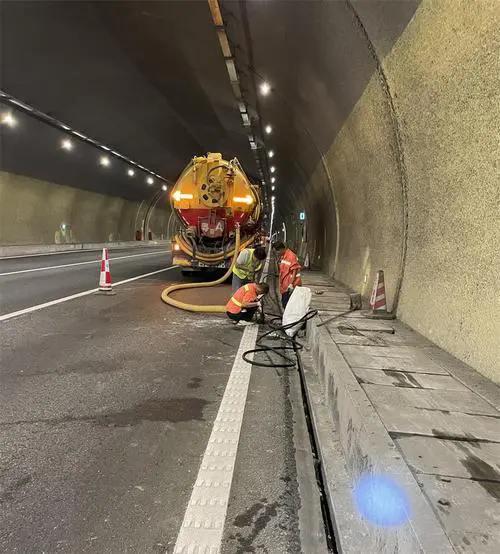 托克逊隧道排水渠清淤